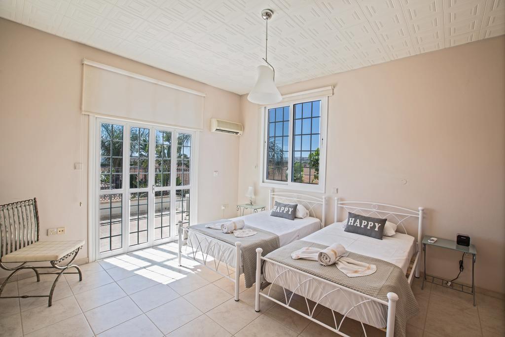 Papas Family Villa Паралимни Екстериор снимка