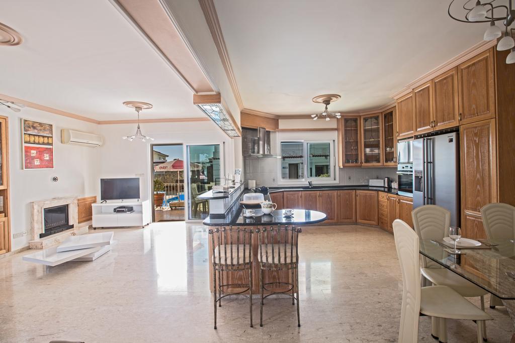 Papas Family Villa Паралимни Екстериор снимка